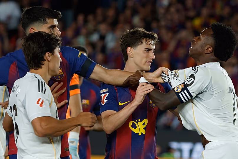 Vinicius Junior du Real Madrid se dispute avec les joueurs de Barcelone lors du match de football de la Liga espagnole entre le FC Barcelone et le Real Madrid à Barcelone, le 10 mai 2026.