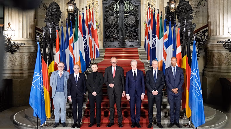 Bart De Wever, Luc Frieden, Mette Frederiksen, Friedrich Merz, Jonas Gahr Støre et Jean-Charles Ellermann-Kingombe au sommet de la mer du Nord à Hambourg, le 26 janvier 2026