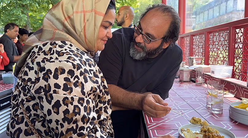 Le chef palestinien Fadi Kattan discute du plat préparé par Noof Al Marri du Qatar à la Biennale de Venise.