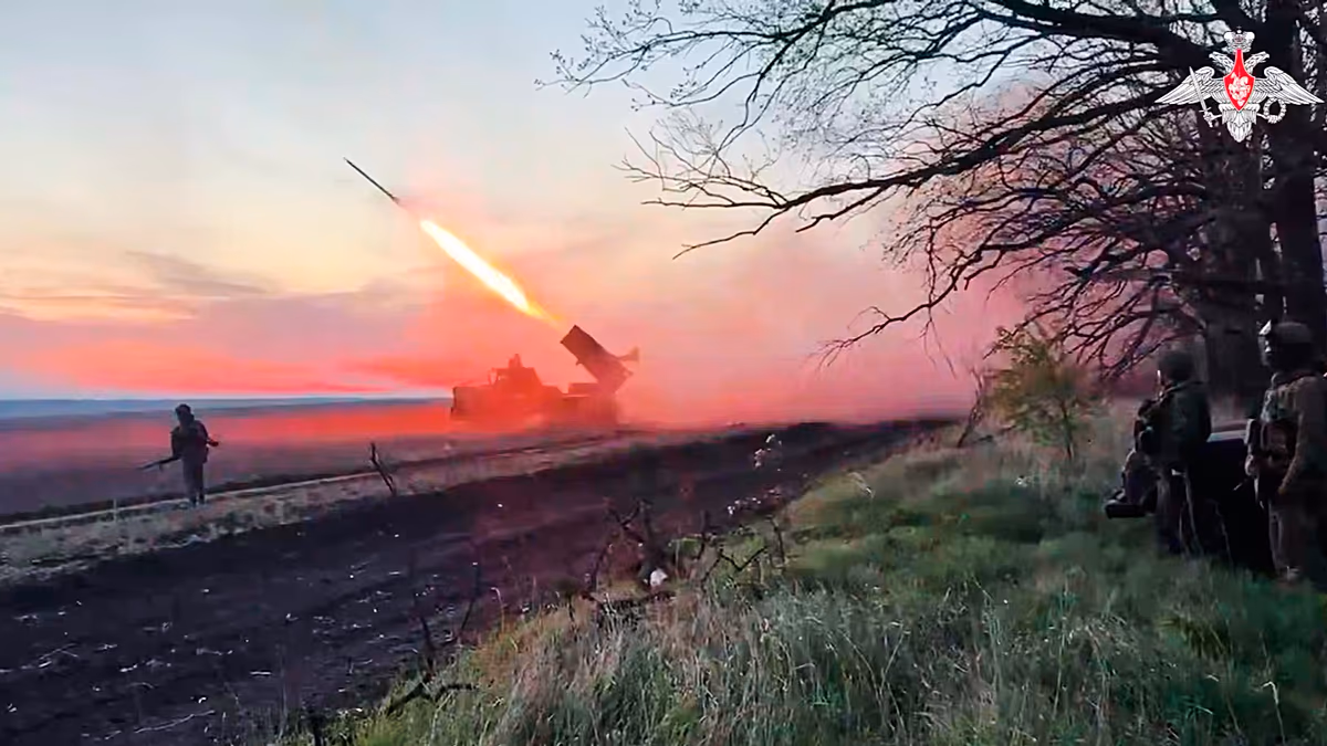 La Russie lance près de 300 drones sur l'Ukraine alors que 528 corps de soldats ukrainiens sont restitués