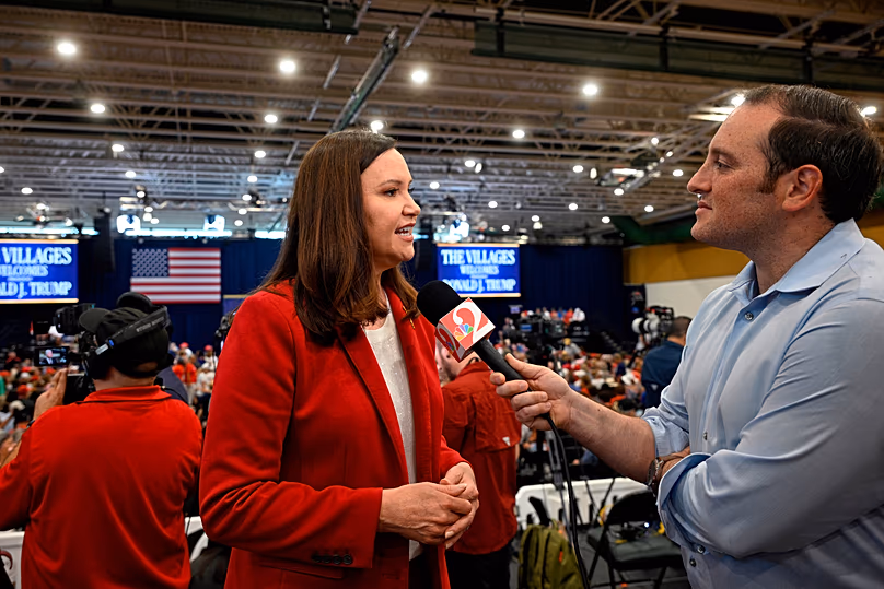 La sénatrice républicaine Ashley Moody s'entretient avec un journaliste avant la visite du président américain Donald Trump, en Floride, le 1er mai 2026.