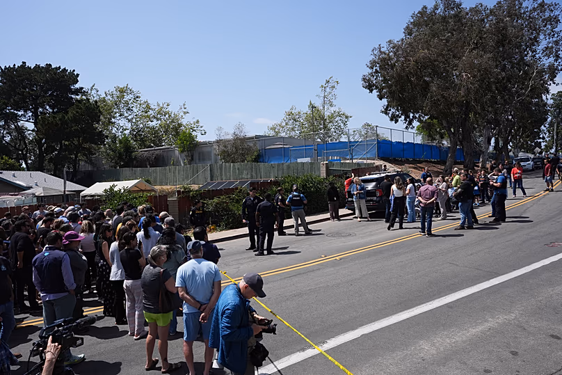 Une foule se rassemble près des lieux d'une fusillade devant le Centre islamique de San Diego, le lundi 18 mai 2026, à San Diego.