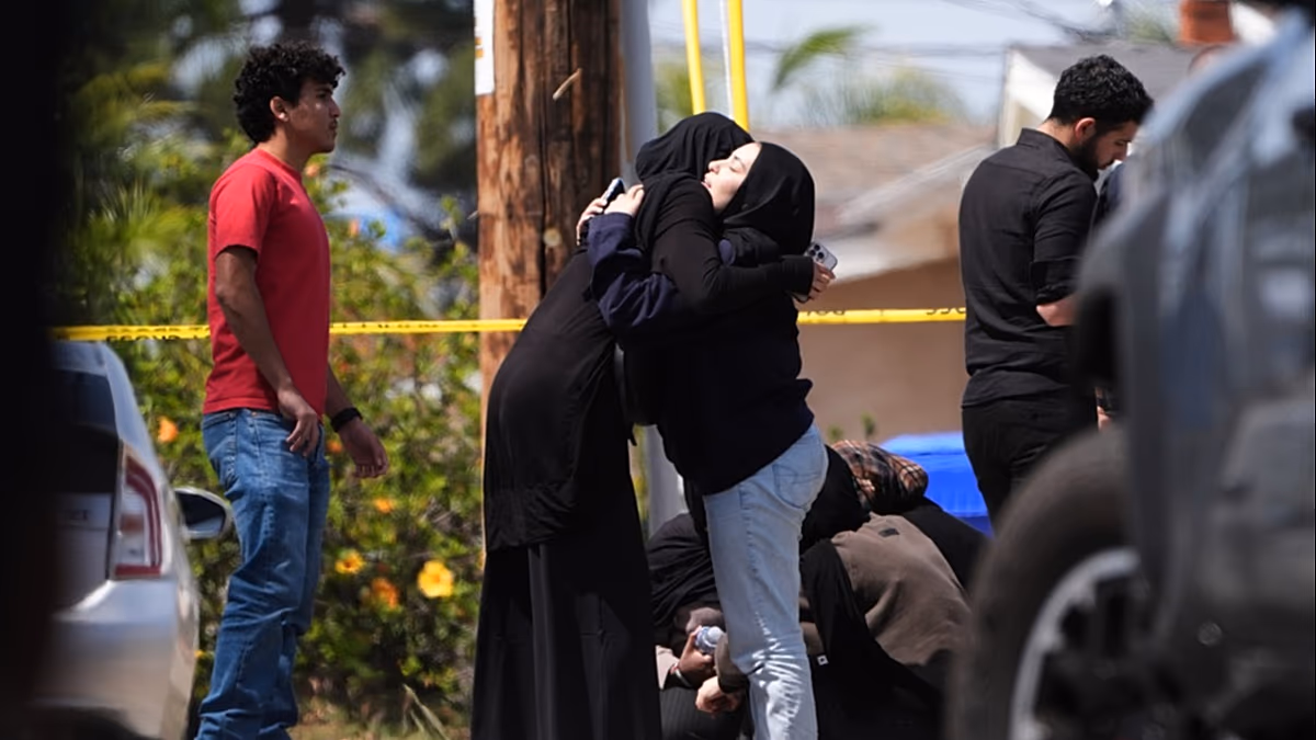 Trois personnes tuées alors que deux adolescents ouvrent le feu sur une mosquée à San Diego