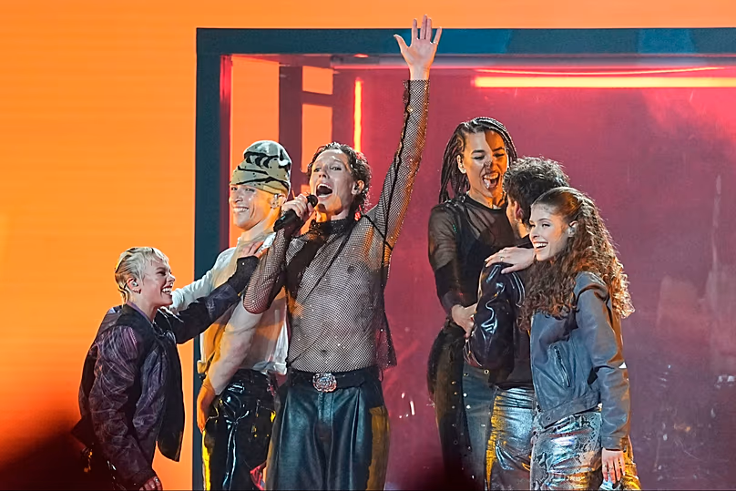 Soren Torpegaard Lund du Danemark interprète la chanson "For Vi Gar Hjem" lors de la deuxième demi-finale du 70e Concours Eurovision de la chanson à Vienne, Autriche, le 14 mai 2026.