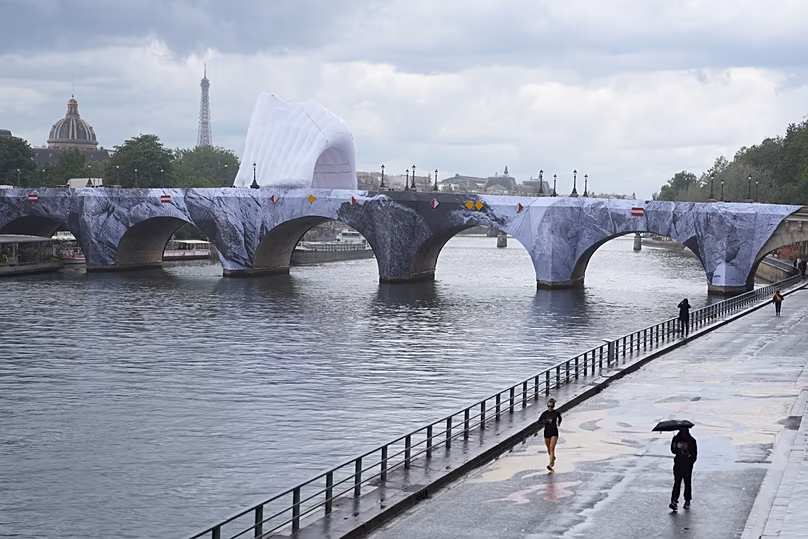 La scène le long de la Seine cette semaine alors que les travaux d'installation commençaient à la Caverne du Pont Neuf à Paris, le 18 mai 2026
