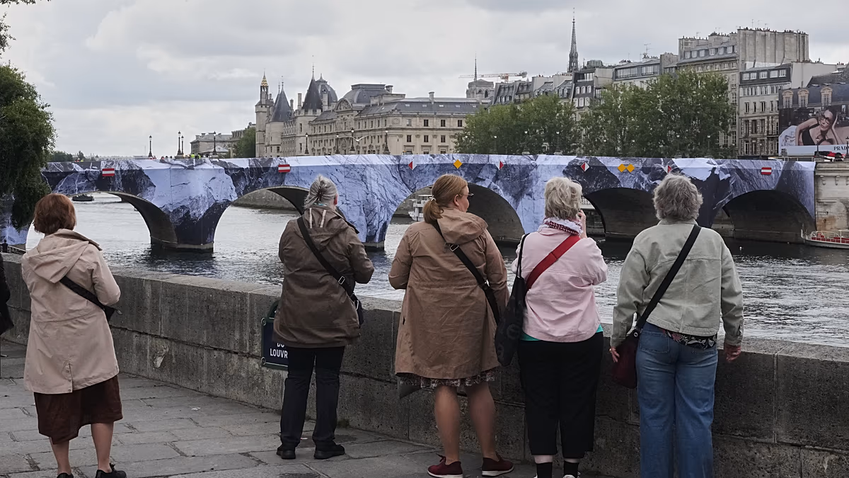 Le plaisir de l'emballage : le street artiste français JR commence l'installation du Pont Neuf à Paris