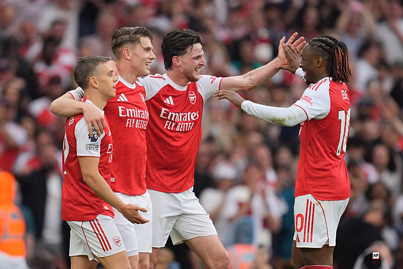 Viktor Gyoekeres d'Arsenal célèbre son but avec Declan Rice, Leandro Trossard et Eberechi Eze lors d'un match de Premier League contre Fulham à Londres, Angleterre, le 2 mai 2026