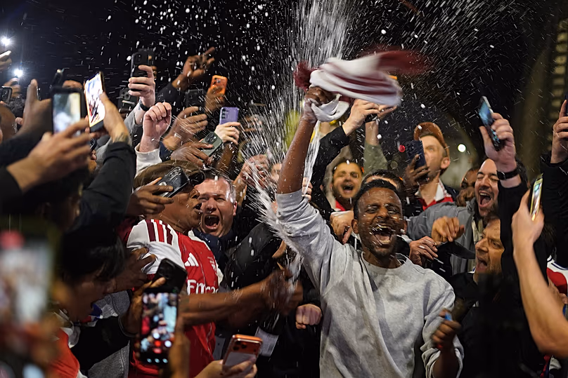 Les supporters d'Arsenal se rassemblent pour célébrer au stade d'Arsenal après que l'équipe de football d'Arsenal a remporté le titre de Premier League à Londres, le mardi 19 mai 2026.