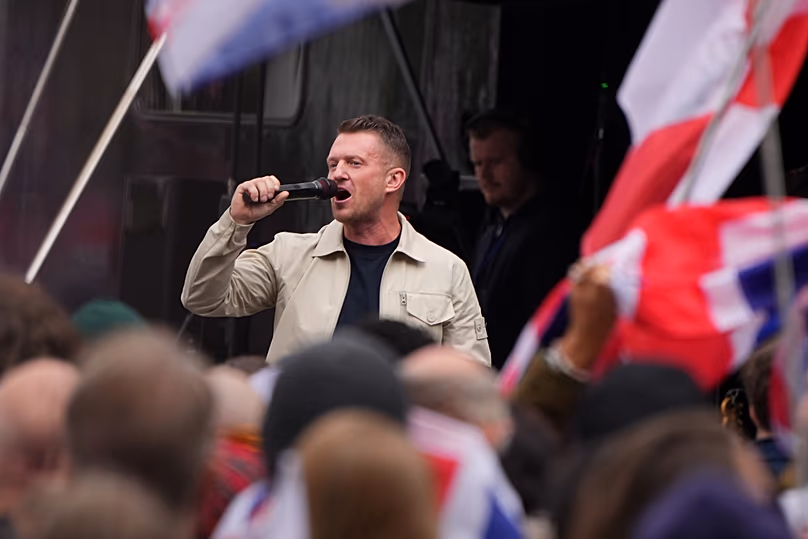 L'agitateur d'extrême droite Stephen Yaxley-Lennon, connu sous son pseudonyme Tommy Robinson, s'exprime lors d'un rassemblement Unite the Kingdom à Londres, le samedi 16 mai 2026.