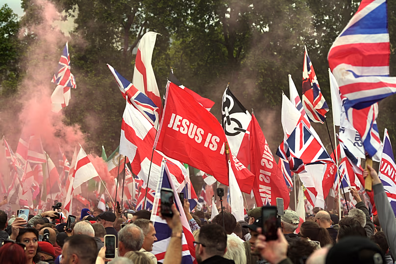 Des manifestants brandissant des drapeaux se rassemblent lors de la marche d’extrême droite Unite the Kingdom à Londres, le samedi 16 mai 2026.