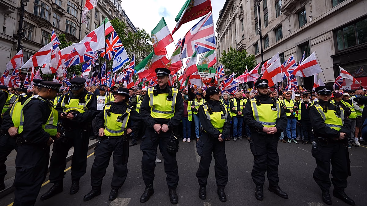 La police de Londres en force alors que des dizaines de milliers de personnes assistent à des rassemblements rivaux