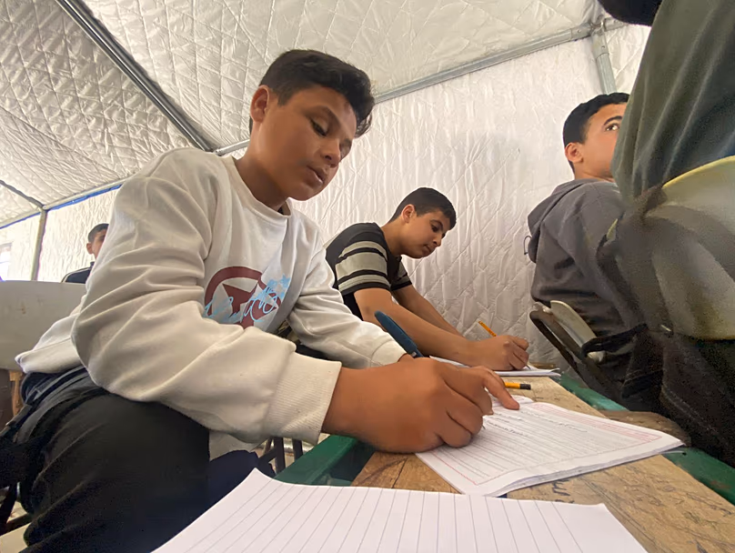 Des étudiants poursuivent leurs études dans une tente éducative à Gaza