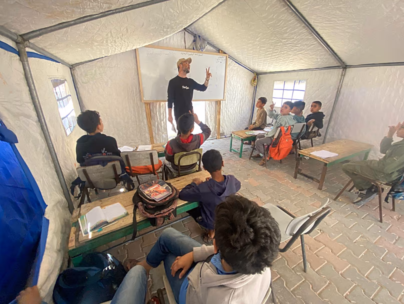 Des étudiants poursuivent leurs études dans une tente éducative à Gaza