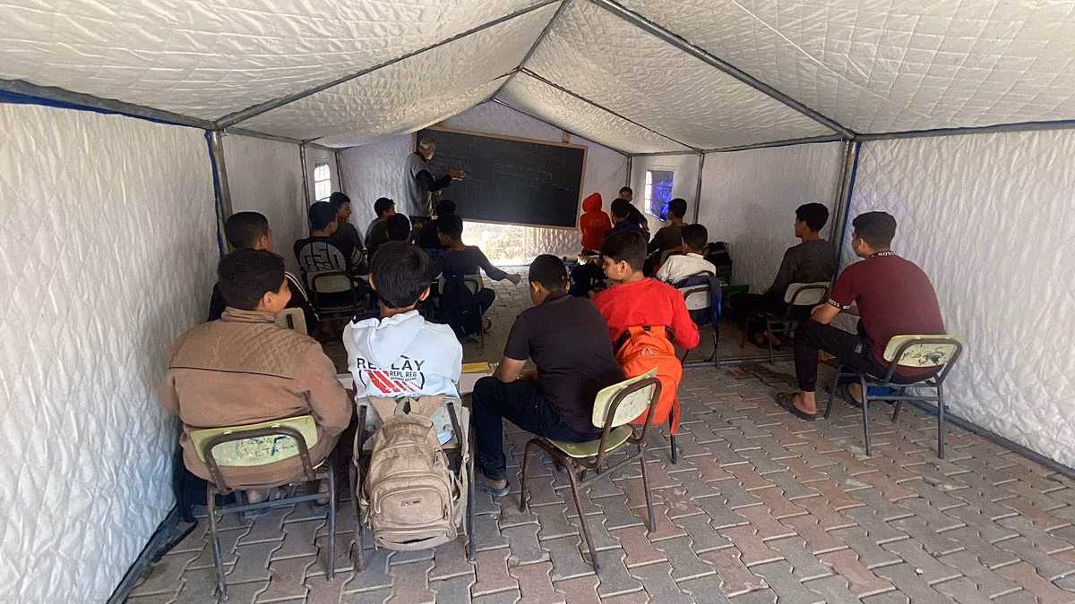 Les étudiants de Gaza passent leurs examens sous des tentes alors que presque toutes les écoles sont en ruines