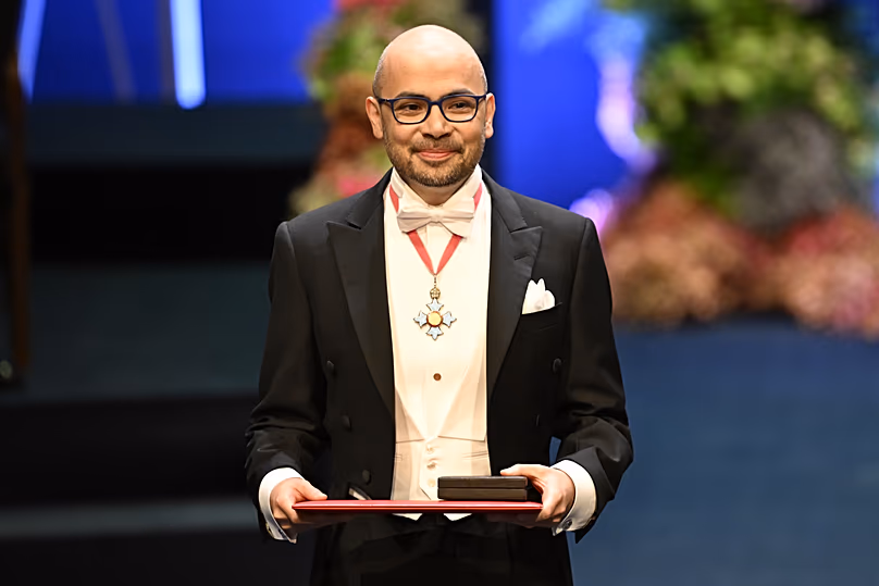 DÉPOSER. Demis Hassabis tient son lauréat du prix Nobel de chimie lors de la cérémonie du prix Nobel à Stockholm, en Suède, en décembre 2024.