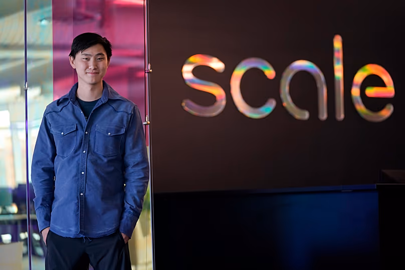 DÉPOSER. Le fondateur et PDG de Scale AI, Alexandr Wang, pose pour des photos au bureau de l'entreprise à San Francisco, Californie, mai 2023.