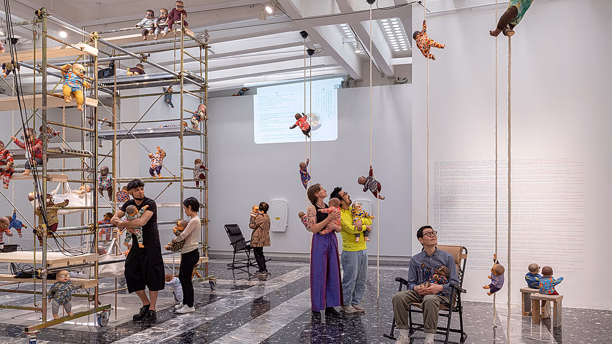 Poupées, chants de baleines et nage dans l'urine : les pavillons nationaux incontournables de la Biennale de Venise