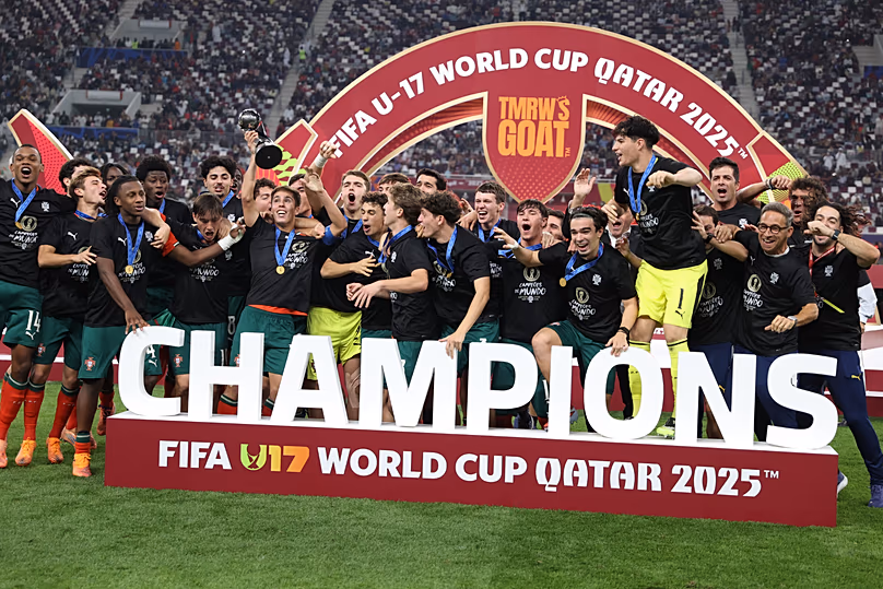 Les joueurs portugais célèbrent leur victoire lors de la finale de la Coupe du Monde U17 de la FIFA contre l'Autriche à Doha, au Qatar, le jeudi 27 novembre 2025.