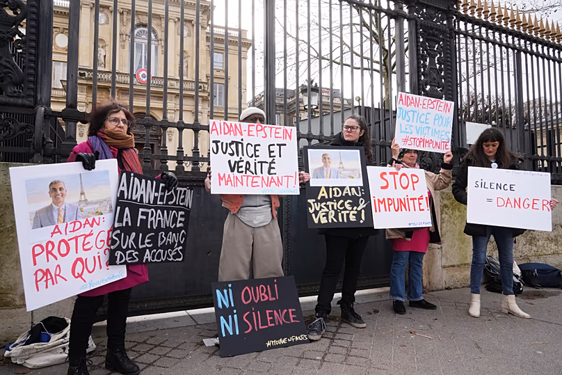 Des personnes participent à une manifestation devant le ministère français des Affaires étrangères après que les procureurs ont ouvert deux enquêtes sur des actes répréhensibles liés à Epstein à Paris, le 20 février 2018.