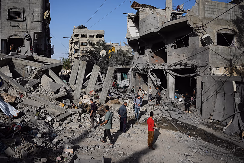 Des Palestiniens inspectent les décombres d'une maison détruite lors d'une frappe aérienne israélienne dans le camp de réfugiés de Bureij, dans le centre de Gaza, le 20 mai 2026.