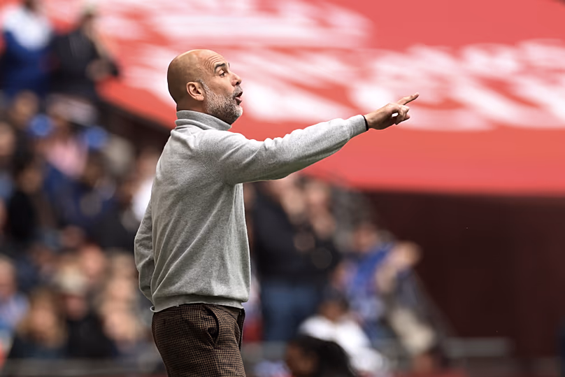 L'entraîneur-chef de Manchester City, Pep Guardiola, donne des instructions à ses joueurs lors de la finale de la FA Cup entre Chelsea et Manchester City à Londres, le 16 mai 2026.