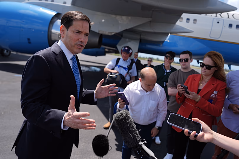 Le secrétaire d'État Marco Rubio s'adresse à la presse avant de monter à bord de son avion à la base de réserve aérienne de Homestead, le 21 mai 2026. (AP Photo/Julia Demaree Nikhinson, Pool)