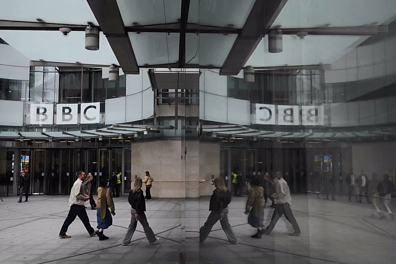 Le logo de la BBC est affiché devant le siège de la société à Londres, le 11 novembre 2025.