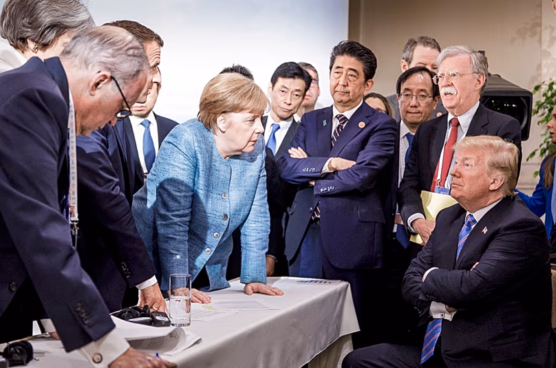 Angela Merkel s'entretient avec le président américain Donald Trump lors du sommet des dirigeants du G7 à La Malbaie, Canada, le 9 juin 2018. (Jesco Denzel/Gouvernement fédéral allemand via AP)