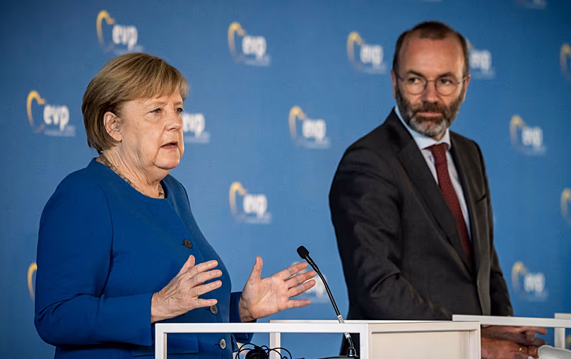 La chancelière allemande Angela Merkel s'exprime aux côtés de Manfred Weber lors d'une conférence de presse à Berlin, le 9 septembre 2021. (Michael Kappeler/dpa via AP)