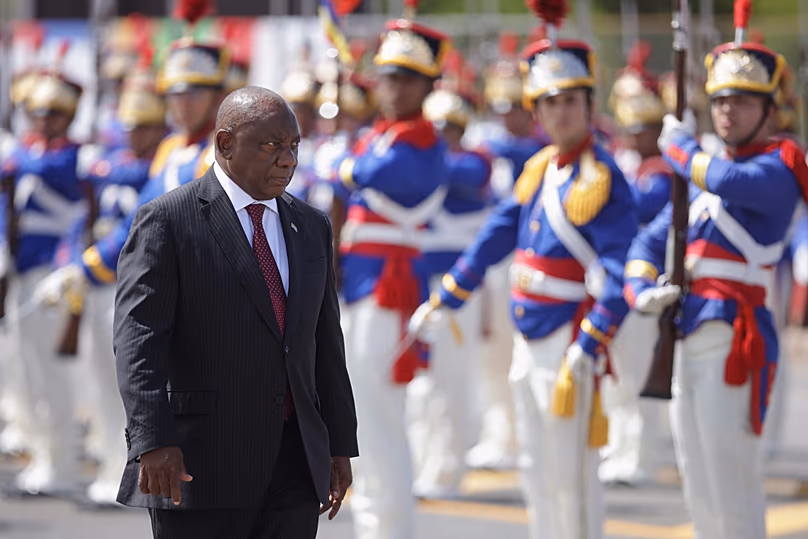 Le président sud-africain Cyril Ramaphosa reçoit les honneurs militaires lors d'une cérémonie de bienvenue au palais présidentiel du Planalto à Brasilia, le 9 mars 2026.