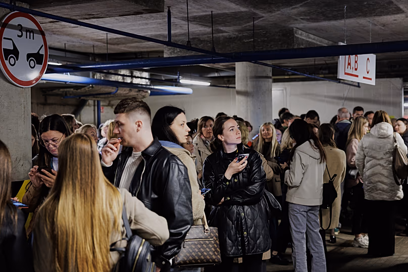 Des personnes s'abritent dans un parking souterrain lors d'une alerte aérienne à Vilnius, en Lituanie, le mercredi 20 mai 2026.