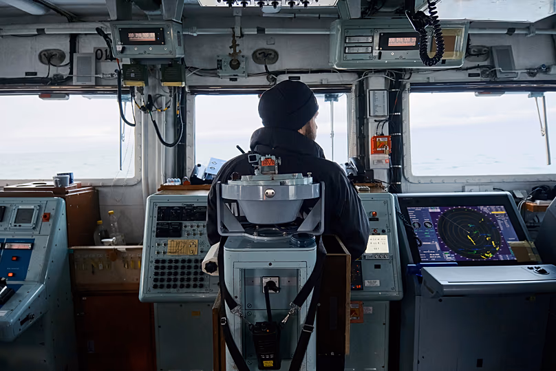 Un navire de la marine estonienne navigue dans la mer Baltique, le 9 janvier 2025