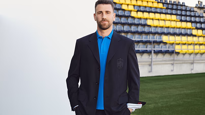 Unai Simón, habillé par Loewe, pose à la Ciudad del Fútbol de Las Rozas en 2026.