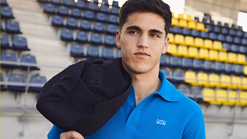 Pau Cubarsí dans des vêtements de la marque espagnole Loewe à la Ciudad del Fútbol de Las Rozas en 2026.