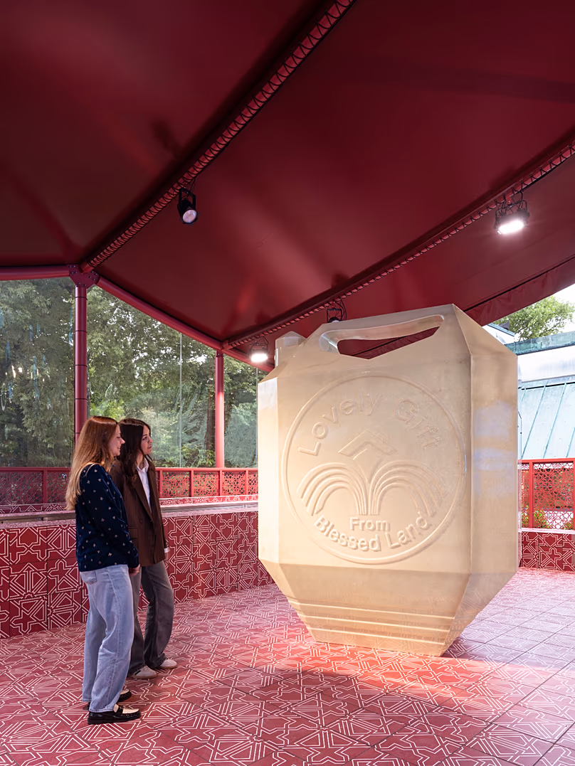 Installation de Jerrican d'Alia Farid à l'intérieur du pavillon du Qatar à la Biennale de Venise 2026.