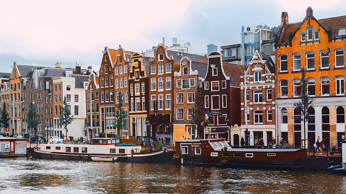 Amsterdam devient la première capitale au monde à interdire la publicité publique pour les combustibles fossiles et la viande