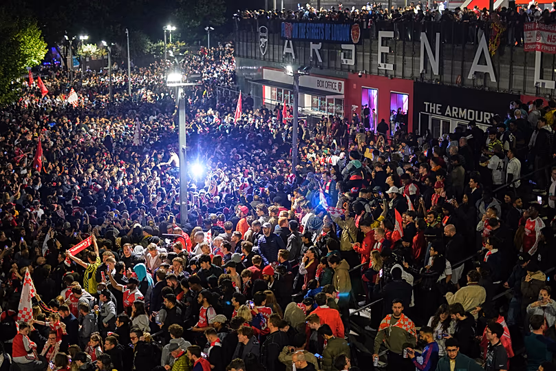 Les supporters d'Arsenal se rassemblent pour célébrer au stade d'Arsenal après que l'équipe de football d'Arsenal a remporté le titre de Premier League à Londres, le mardi 19 mai 2026.