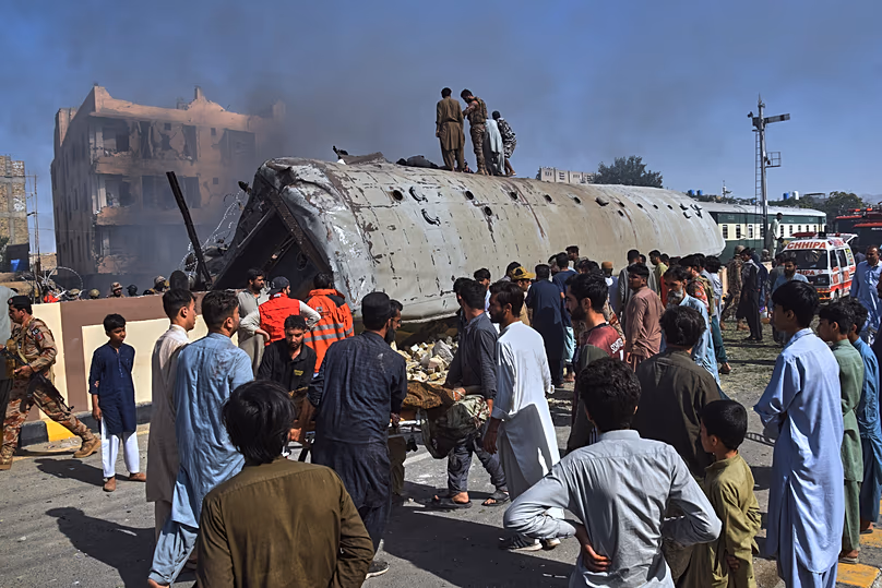 Des bénévoles transportent une victime blessée après s'être remise d'un wagon renversé sur une voie ferrée sur le site de l'explosion d'une bombe, à Quetta, au Pakistan, le dimanche 24 mai 2
