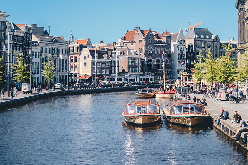 Les participants profitent de la vue sur la ville depuis le bateau ouvert en été et depuis un bateau chauffé et fermé d'octobre à mars à Amsterdam.