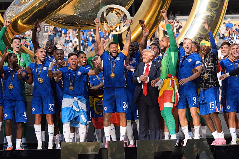 DOSSIER – Reece James de Chelsea lève le trophée après la finale de la Coupe du Monde des Clubs de la FIFA entre Chelsea et le PSG au MetLife Stadium d'East Rutherford, NJ, le dimanche 13 juillet 2025.