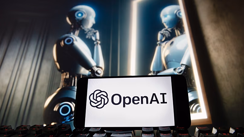 FICHIER – Le logo OpenAI est affiché sur un téléphone portable sur un écran d’ordinateur généré par le modèle texte-image Dall-E de ChatGPT, le 8 décembre 2023, à Boston.