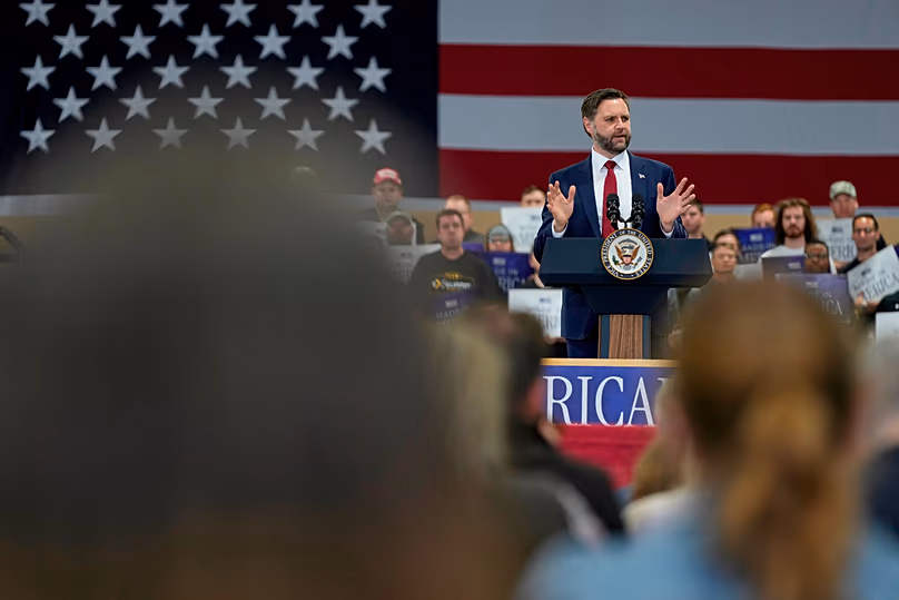 Le vice-président américain JD Vance s'exprime lors d'une visite à Ex-Guard Industries, le 5 mai 2026, à Des Moines, Iowa. (Photo AP/Charlie Neibergall)