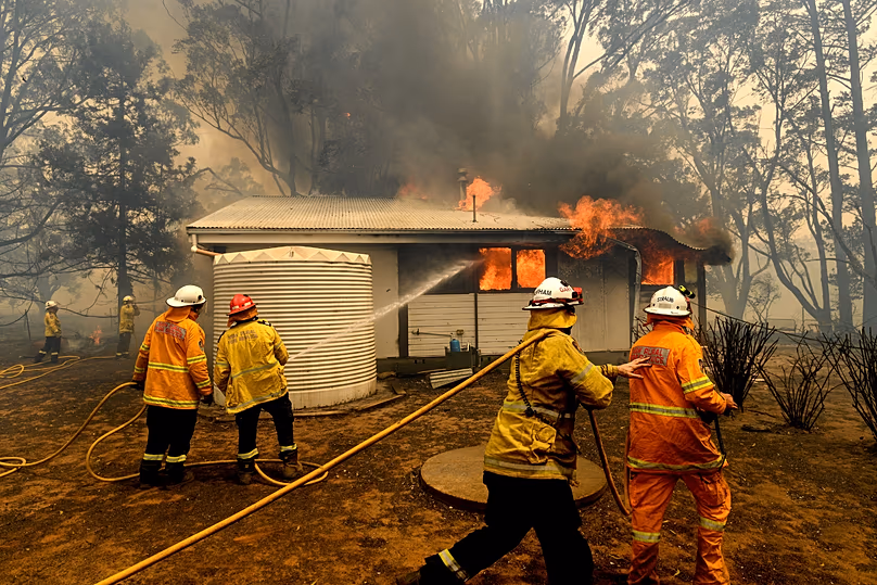 Les pompiers combattent l'incendie de Morton alors qu'il brûle une maison près de Bundanoon, en Nouvelle-Galles du Sud, en Australie, le jeudi 23 janvier 2020.
