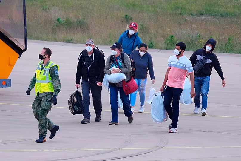 Les passagers évacués du navire de croisière MV Hondius, touché par l'hantavirus, arrivent à l'aéroport d'Eindhoven, aux Pays-Bas, le dimanche 10 mai 2026.