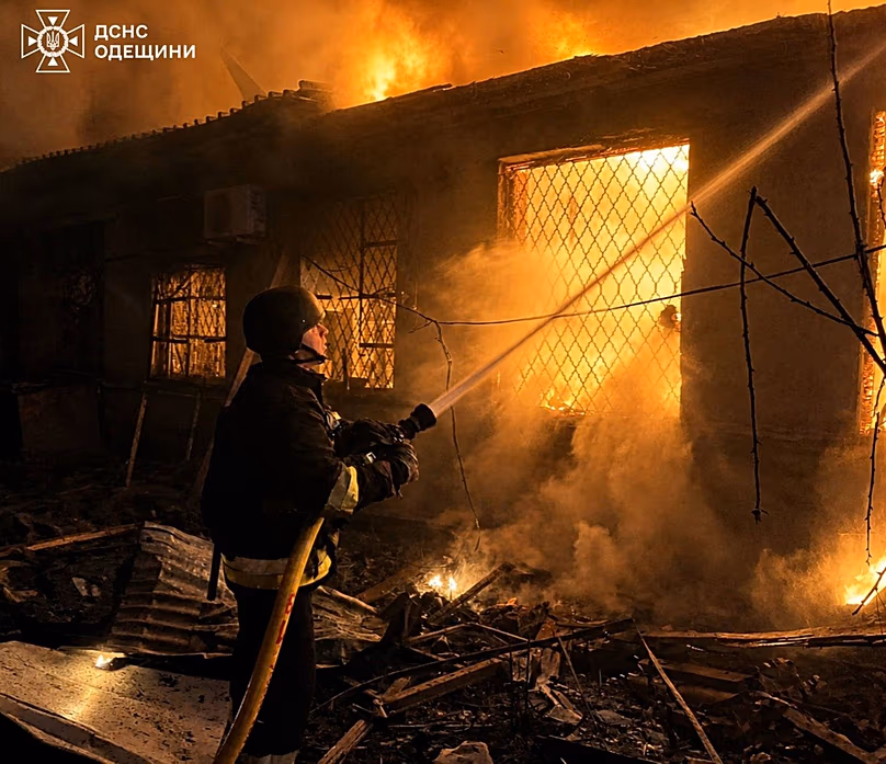 Sur cette photo fournie par les services d'urgence ukrainiens, les pompiers ont éteint un incendie dans un bâtiment suite à une attaque de drone russe à Odessa, en Ukraine, le samedi 2 mai 2026.