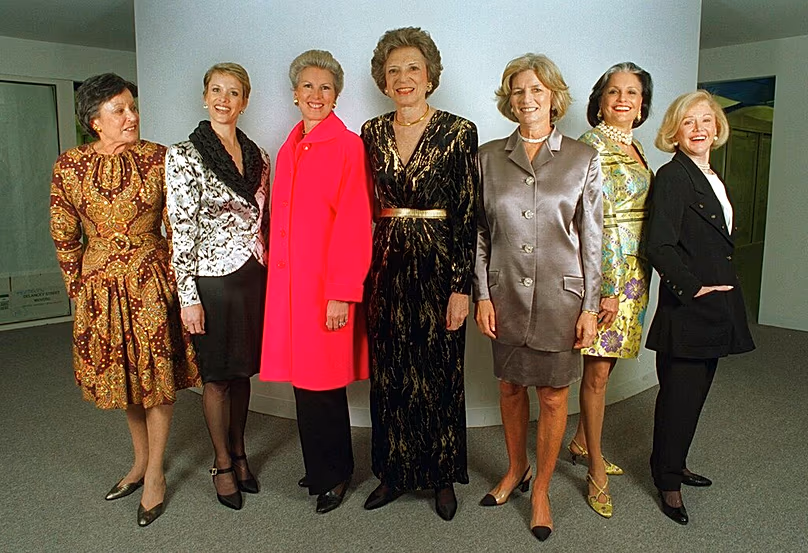 DOSSIER – Doris Fisher (au centre) pose lors d’une séance photo pour un article du San Francisco Chronicle, le 15 avril 1996