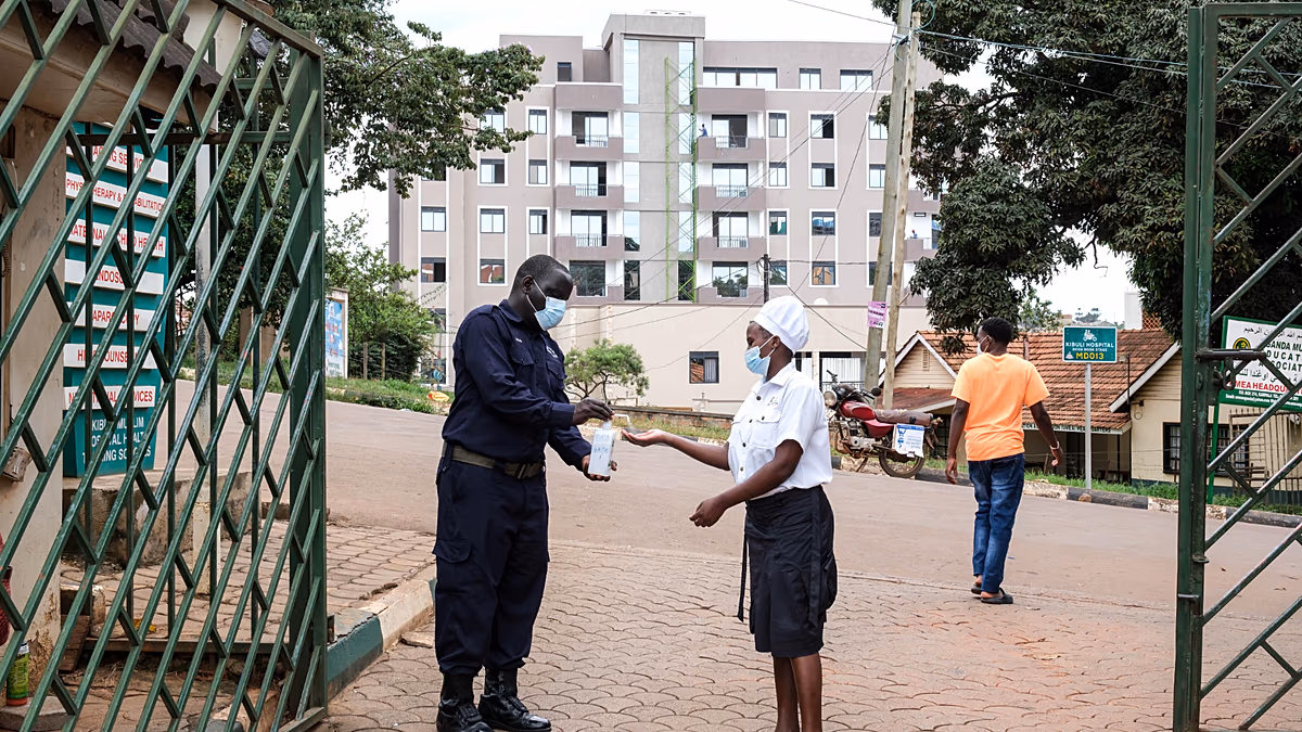Du contrôle dans les aéroports à la suppression des vols : comment l’Europe devrait-elle réagir à la dernière épidémie d’Ebola ?