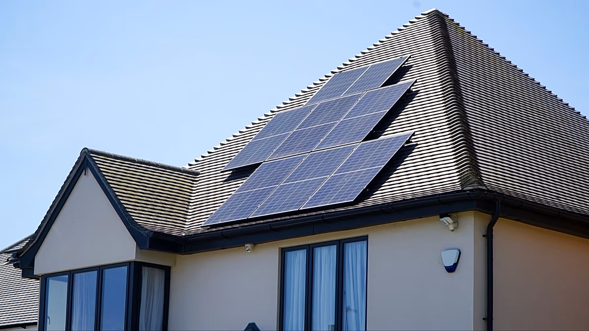 « Factures d'énergie considérablement réduites » : comment fonctionnent les batteries solaires et valent-elles l'investissement ?
