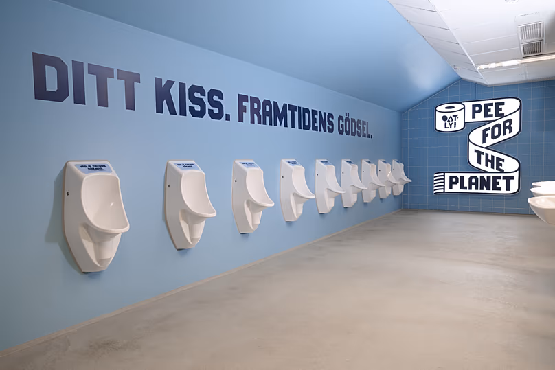Faites pipi pour les urinoirs Planet et les salles de bains unisexes au stade MFF Eleda.