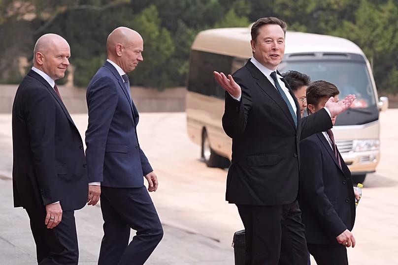 Elon Musk s'en va après une cérémonie de bienvenue avec le président américain Donald Trump et le président chinois Xi Jinping au Grand Palais du Peuple, Pékin, le 14 mai 2026.